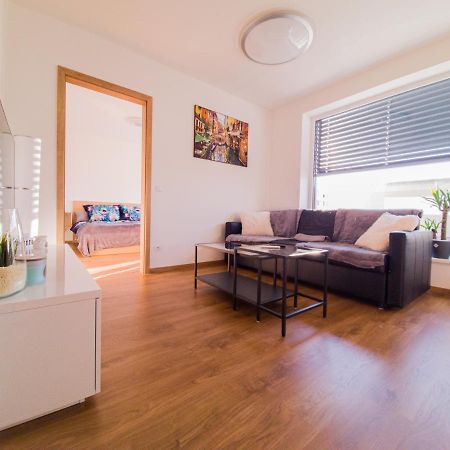 Modern Flat With Large Terrace Leilighet Hradec Králové Eksteriør bilde