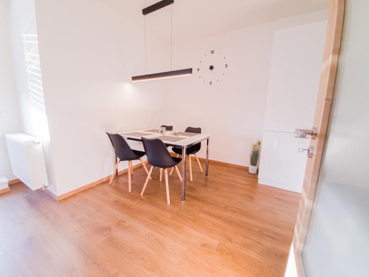 Modern Flat With Large Terrace Leilighet Hradec Králové Eksteriør bilde