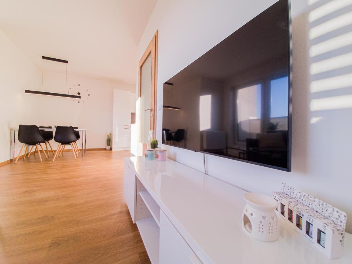 Modern Flat With Large Terrace Leilighet Hradec Králové Eksteriør bilde