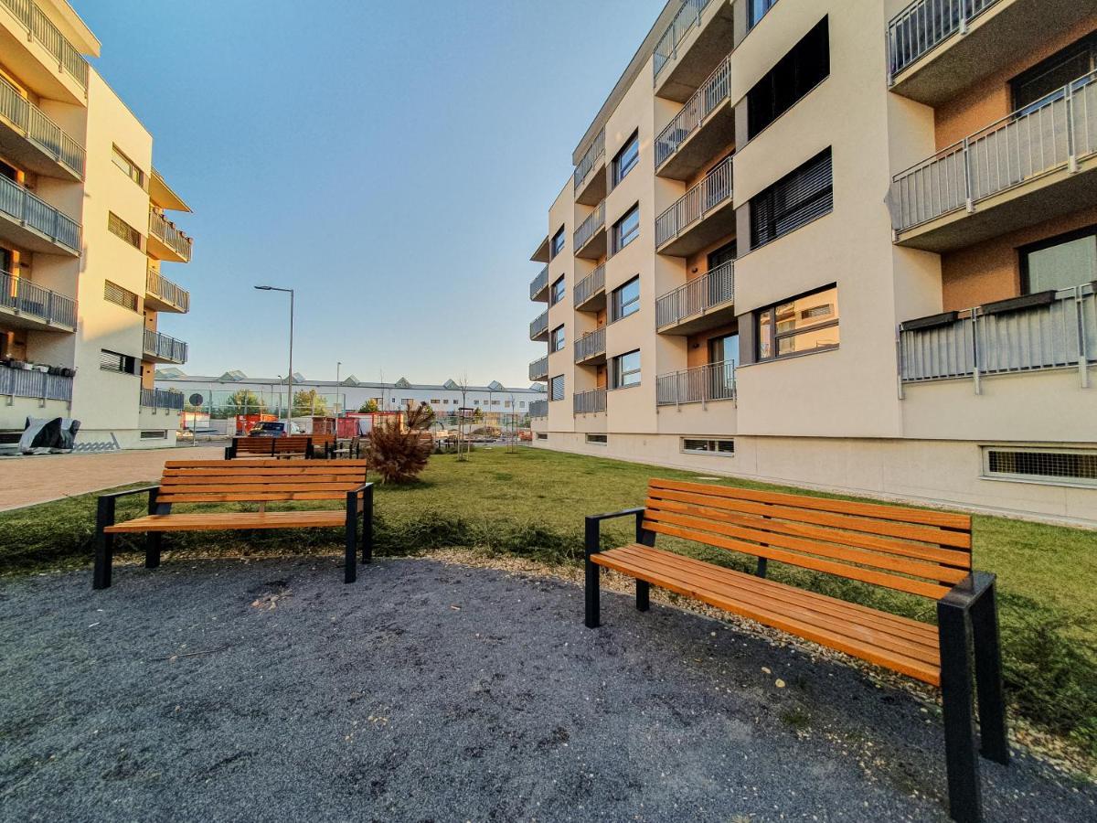 Modern Flat With Large Terrace Leilighet Hradec Králové Eksteriør bilde