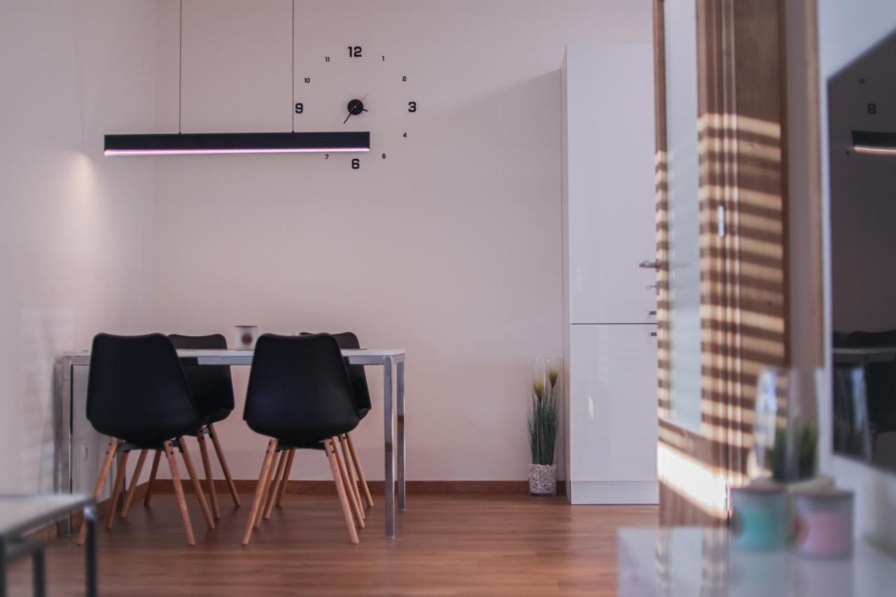 Modern Flat With Large Terrace Leilighet Hradec Králové Eksteriør bilde