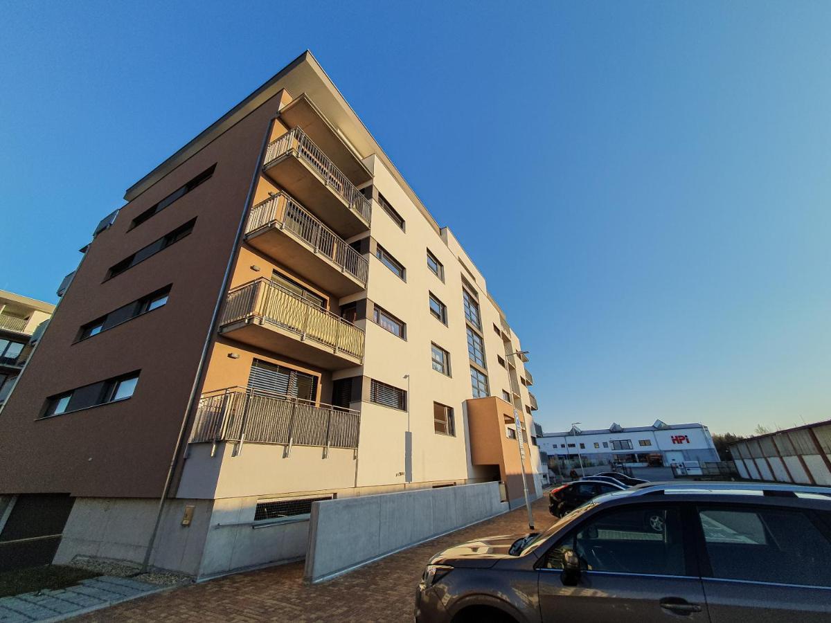Modern Flat With Large Terrace Leilighet Hradec Králové Eksteriør bilde