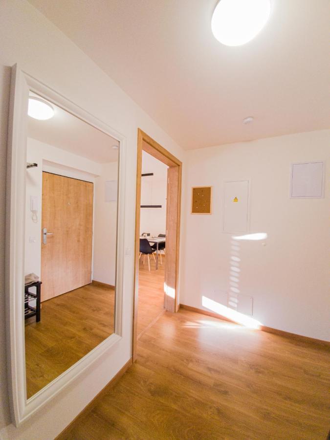 Modern Flat With Large Terrace Leilighet Hradec Králové Eksteriør bilde