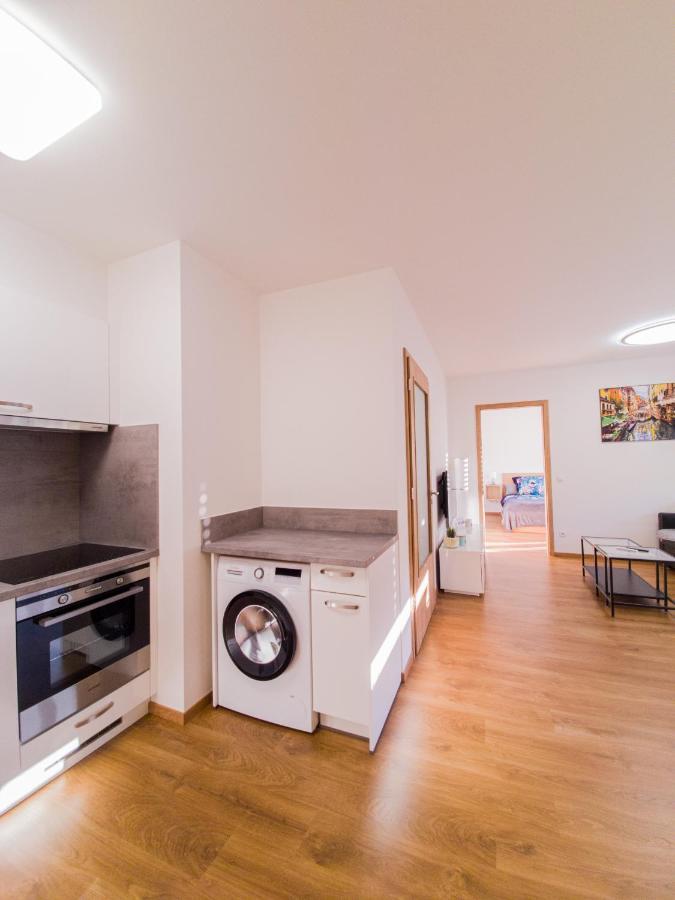 Modern Flat With Large Terrace Leilighet Hradec Králové Eksteriør bilde