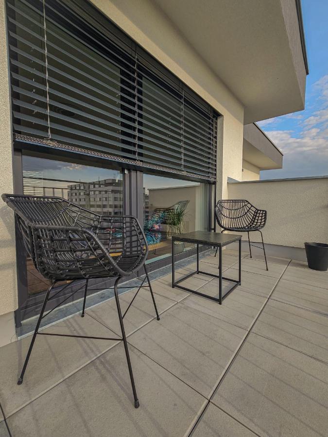 Modern Flat With Large Terrace Leilighet Hradec Králové Eksteriør bilde